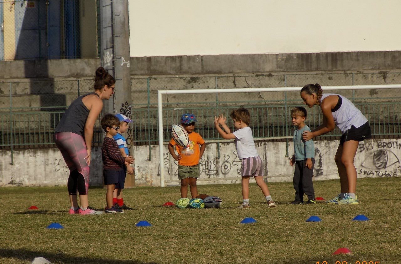 Atelier de passes avec les plus jeunes de l'école de rugby au Stade Delgard