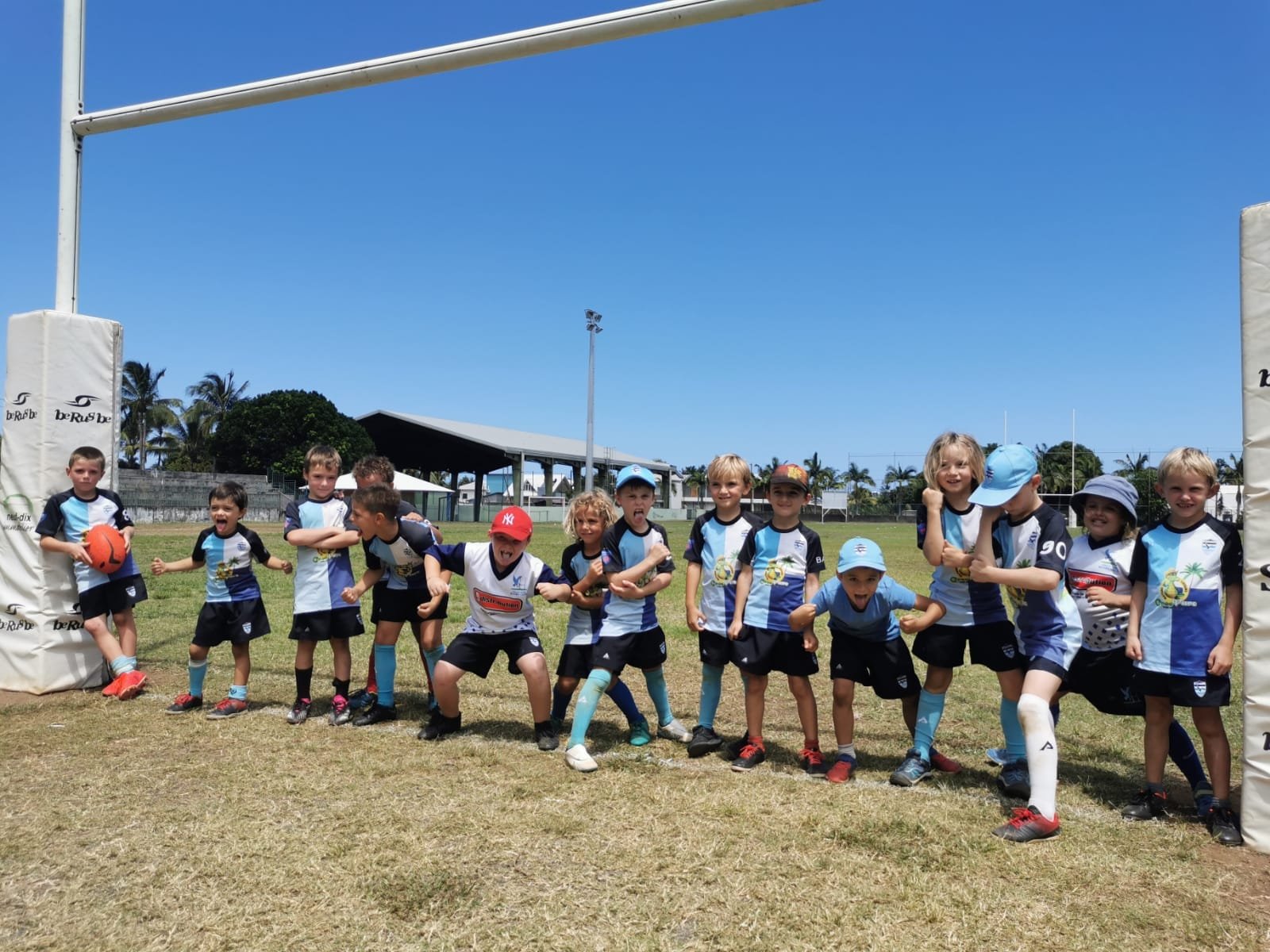 Les enfants de l'école de rugby alignés sous les poteaux du Stade Delgard
