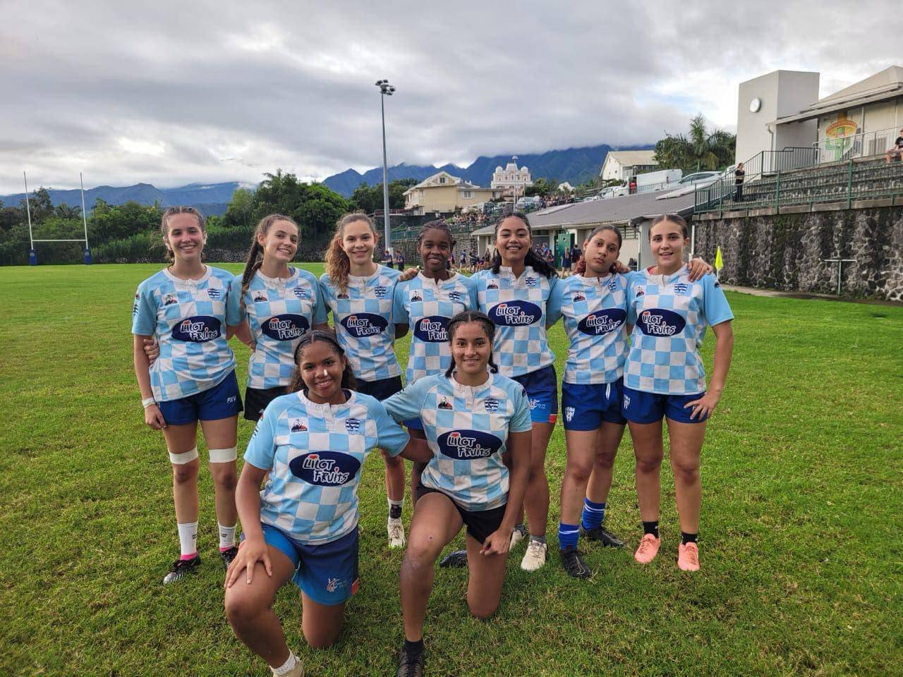 L'équipe féminine U18 de l'Étang-Salé Rugby Club après un match