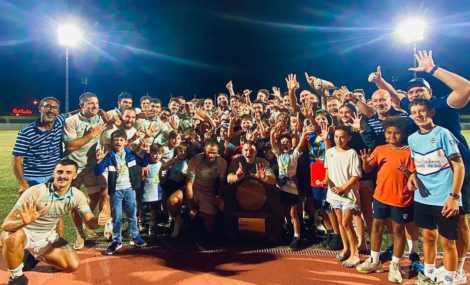 Joueurs, enfants et familles réunis autour du bouclier de champion de La Réunion 2026