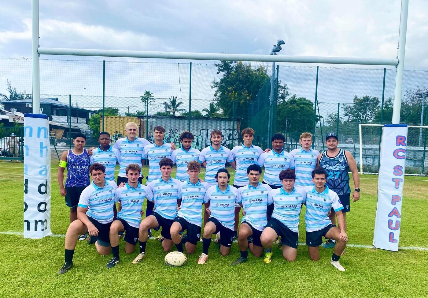 L'équipe junior de l'Étang-Salé Rugby Club posant devant les poteaux avant un match
